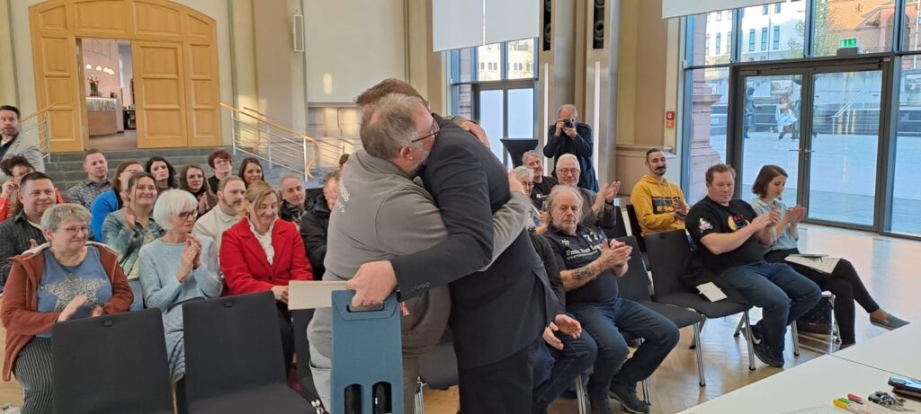 OB Markus Zwick bedankt sich bei Michael Fuhrmann mir einer Umarmung. Foto: Sabine Schön