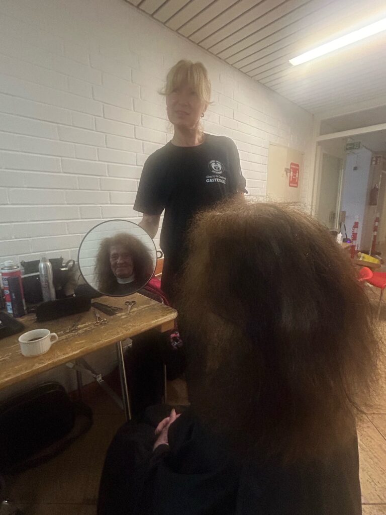 Irmtraud aus Pirmasens vor dem kostenlosen Haarschnitt der Barber Angels. Foto: Petry