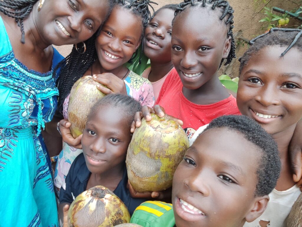 Anna mit glücklichen Kindern in Afrika. Foto: privat