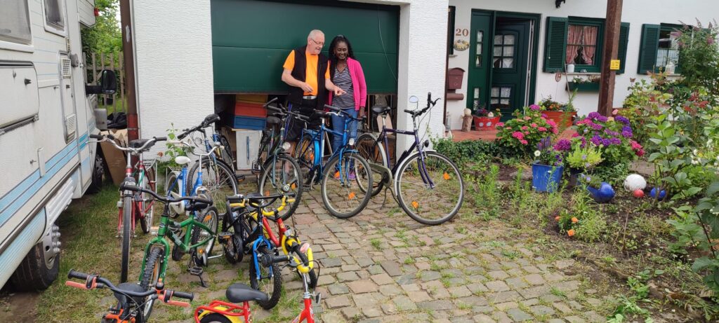 Rolf Tilly hilft Anna dabei Fahrräder für die Kinder in Afrika zu sammeln. Foto: privat