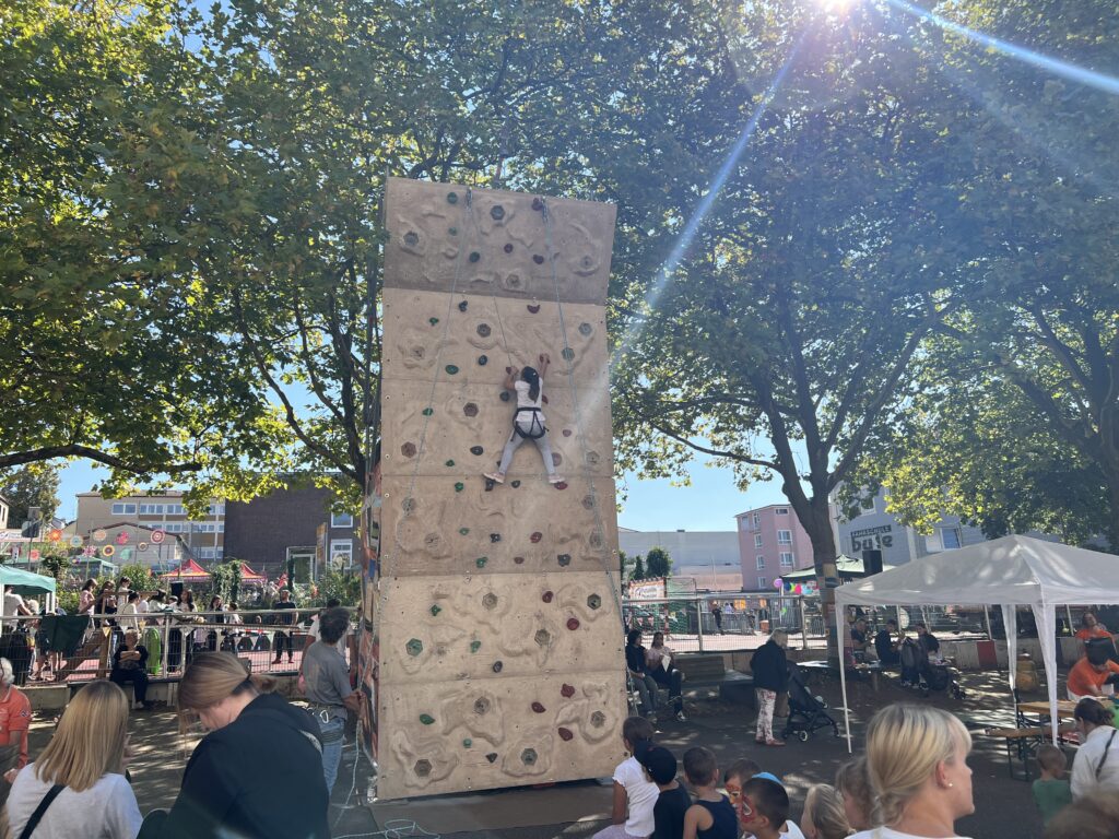 Die Kletterwand war wieder eines der Highlights beim Kinderspieltag. Foto: Müller