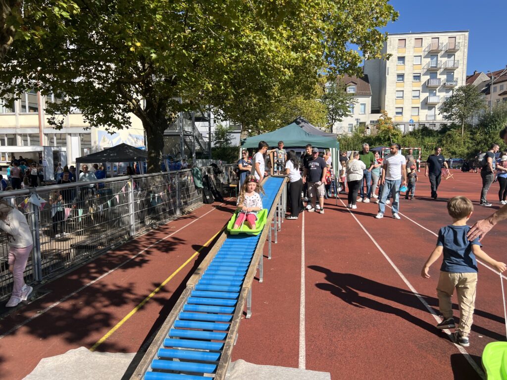 Auch die Rollenrutsche durfte natürlich nicht fehlen beim Kinderspieltag. Foto: Müller