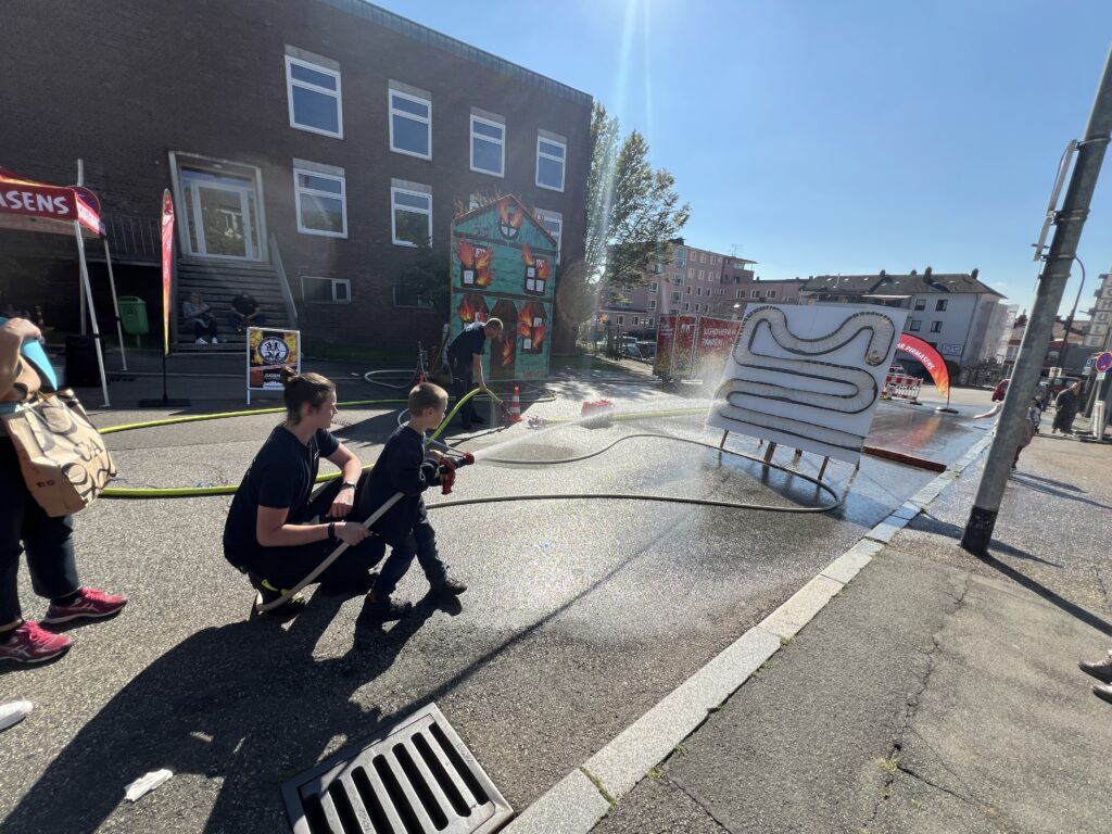 Der kleine Keylan probiert sich als Feuerwehrmann. Foto: Müller