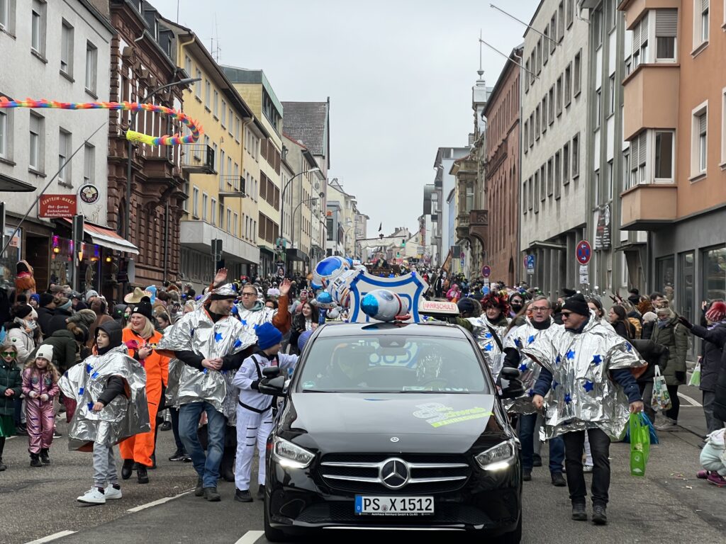 Proppenvolle Straßen, hier beim Wagen des TVP. Foto: Müller