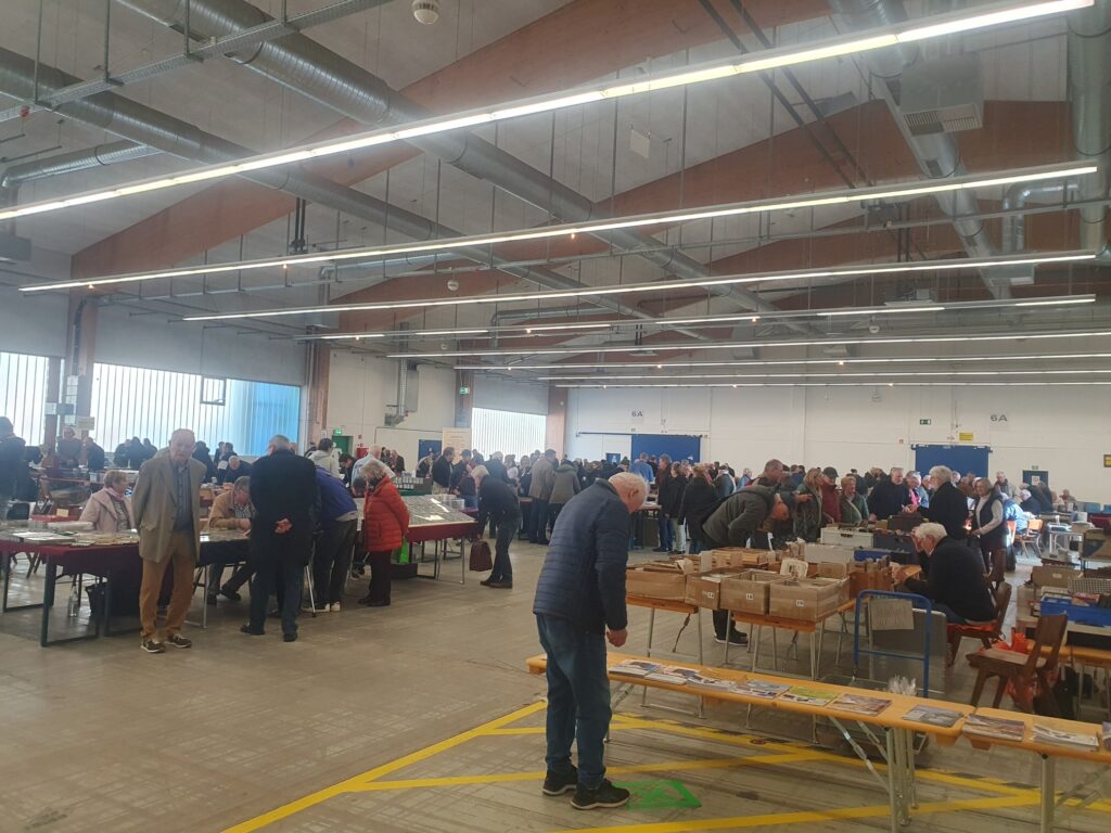 Die 100. Münz- und Briefmarkenmesse lockte wieder viele Besucher in die Messehalle in Pirmasens. Foto: Schepp