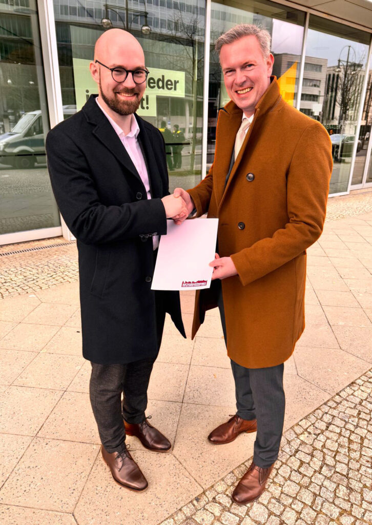 Treffen sich zwei Pirmasenser in Berlin: Der frisch gewählte Bundestagskandidat Florian Bilic (CDU) und Bürgermeister Michael Maas. Foto: frei