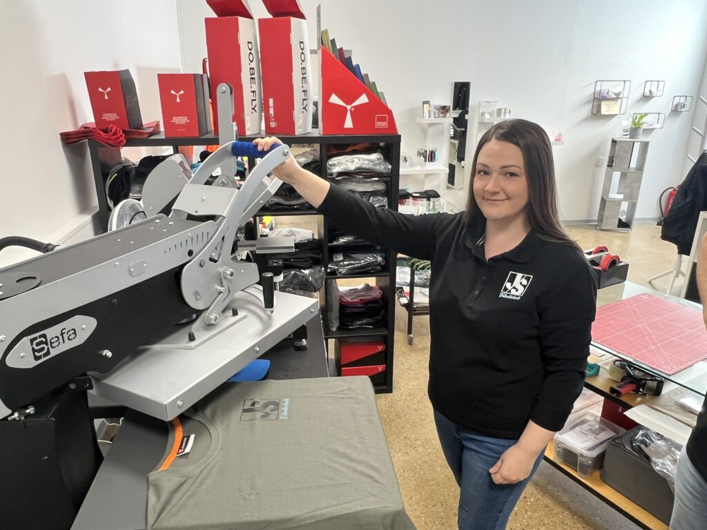 Textilveredelung ist nur eine von vielen Möglichkeiten bei JS Folientechnik. Foto: Müller