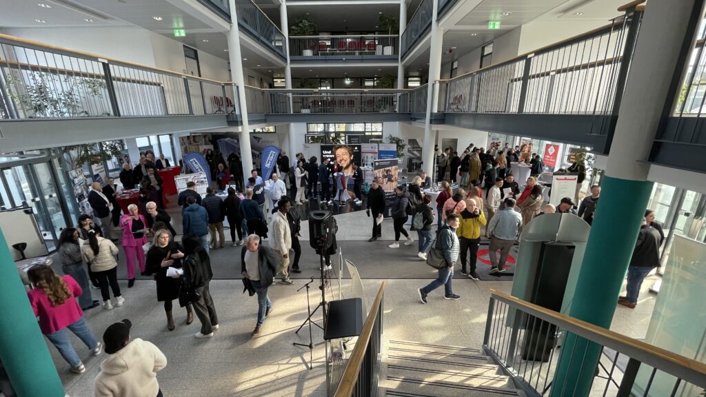 Das Foyer der Arbeitsagentur wird bei der Messe Treffunkt Arbeit zur Berufsbörse. Foto: Arbeitsagentur