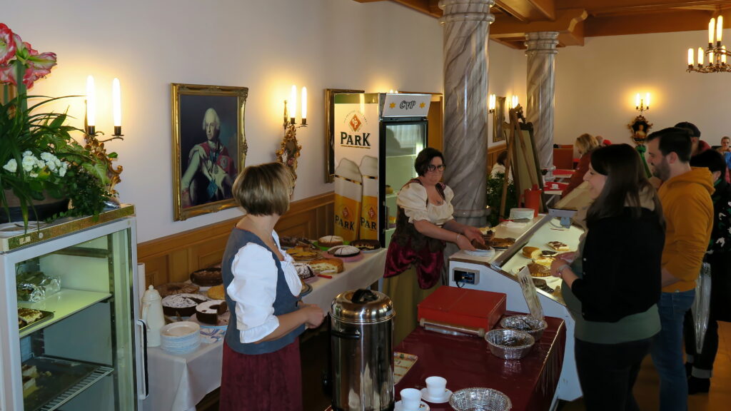 Im ehrwürdigen Landgrafensaal kredenzen Adlige des CVP dem Volke allerlei Leckereien. Foto: CVP
