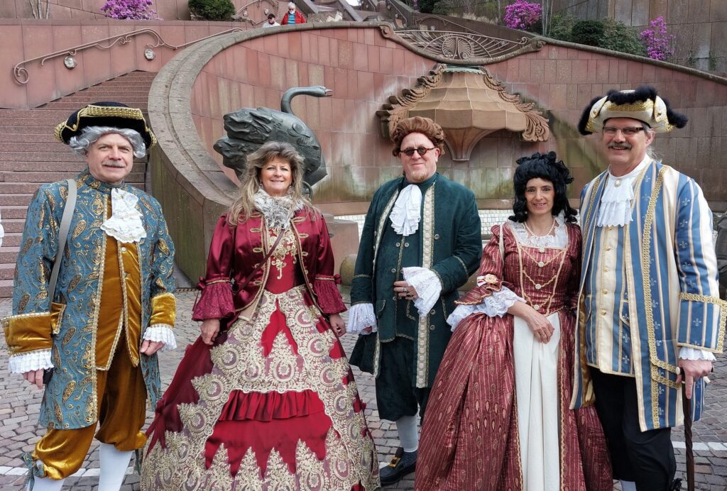 Am Brunnen nicht vor dem Tore, sondern auf dem Schloßsplatz. Die Macher des CVP mit ihren holden Weiblichkeiten Norbert Fremgen, Elke Schütz, Birgit Fremgen und Ehrenpräsident Karl Schütz. In der Mitte Carolan Lieb, der Chef der von der Stadt für die Ausrichtung beauftragten Firma Lorraine Medievale. Foto: CVP