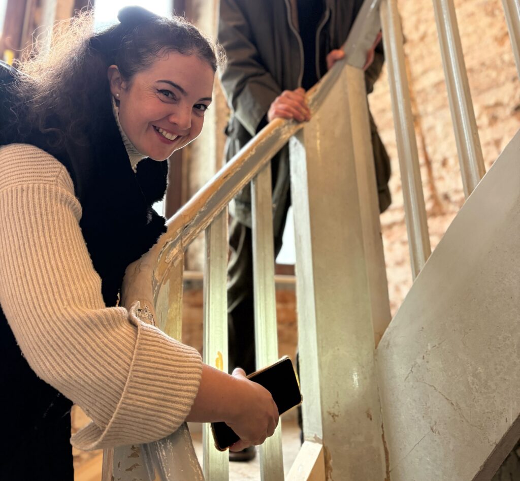 Anna Kosar im Treppenhaus der Villa Neuffer
