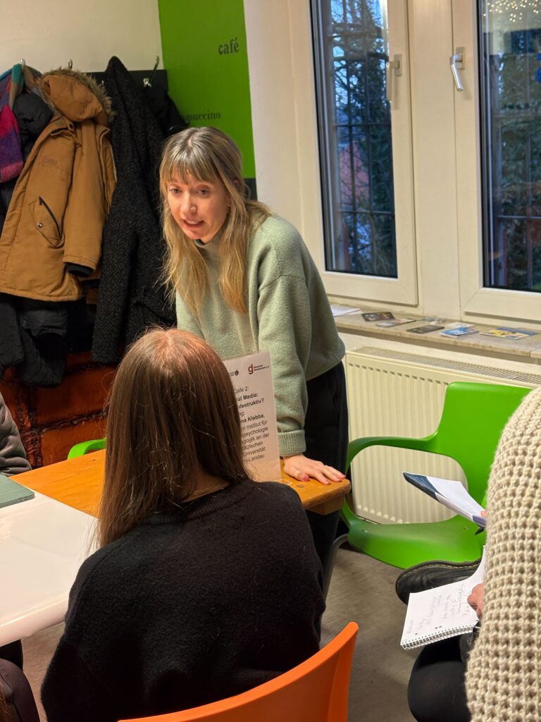 Klebba moderiert ein World-Café-Runde