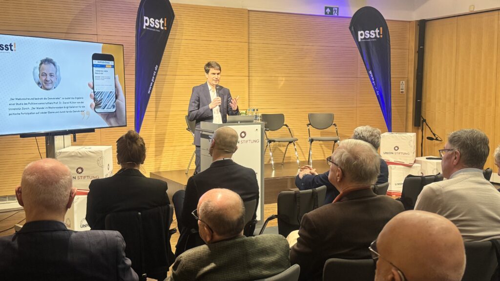 Der Geschäftsführer der Union Stiftung, Michael Scholl, vor Publikum