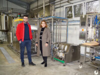 Das iranische Unternehmerehepaar Somayeh Khosravi und Damoun Darvishi (v. r.) – beide geschäftsführende Gesellschafter der Agrodorf GmbH (Quelle: ars publicandi GmbH)