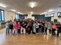 Tanzlehrerin Annkatrin Heber bei einem Workshop mit Kids im Studio in der Bahnhofstraße Pirmasens. Foto: Thomas Müller