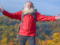 „Bewegung in der Natur ist die Breitbandtherapie für Körper, Geist und Seele“, sagt Wanderpapst Erwin Schottler. Er ist bei den Pirminius Wander- und Erlebnistagen zu Gast. Foto: privat