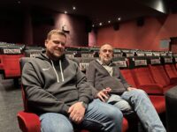 Nachfolger und Vorgänger unter sich: Andreas Groß (links) übernimmt das Walhalla-Kino in Pirmasens von Theodor Sieber. Foto: Thomas Müller