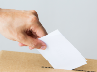Stimmzettelabgabe bei der Wahl