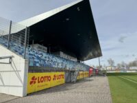 Die Haupttribüne im Framas-Stadion