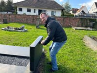 Christian Grobek vom Garten- und Friedhofsamt in Pirmasens prüft Grabsteine. Foto: Thomas Müller