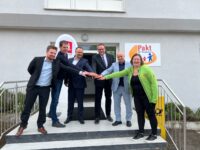 Lars Peter (Familienkasse), Gustav Rothhaar (Jugendamt), Dirk Dausend (Familienkasse), OB Markus Zwick, Peter Schwarz (Jobcenter) und Pakt-Koordinatorin Martina Fuhrmann besiegeln die gemeinsame Zusammenarbeit. Foto: Thomas Müller