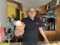 Manuel Heinsdorf vom Eiscafé Felder in Pirmasens übernimmt auch den Kiosk im Pirmasenser Freibad Plub ab der Sommersaison. Foto: Thomas Müller