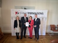 Finanzministerin Doris Ahnen, OB Markus Zwick, Ministerpräsidentin Malu Dreyer und Bürgermeister Michael Maas bei der Übergabe des Zuweisungsbescheids über 294 Millionen Euro im Pirmasenser Rathaus. Foto: Thomas Müller