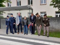 Feierlich wird die neue Stele am Banana Building auf der Husterhöhe mit dem Audioguide eingeweiht. Foto: Oliver SIebisch