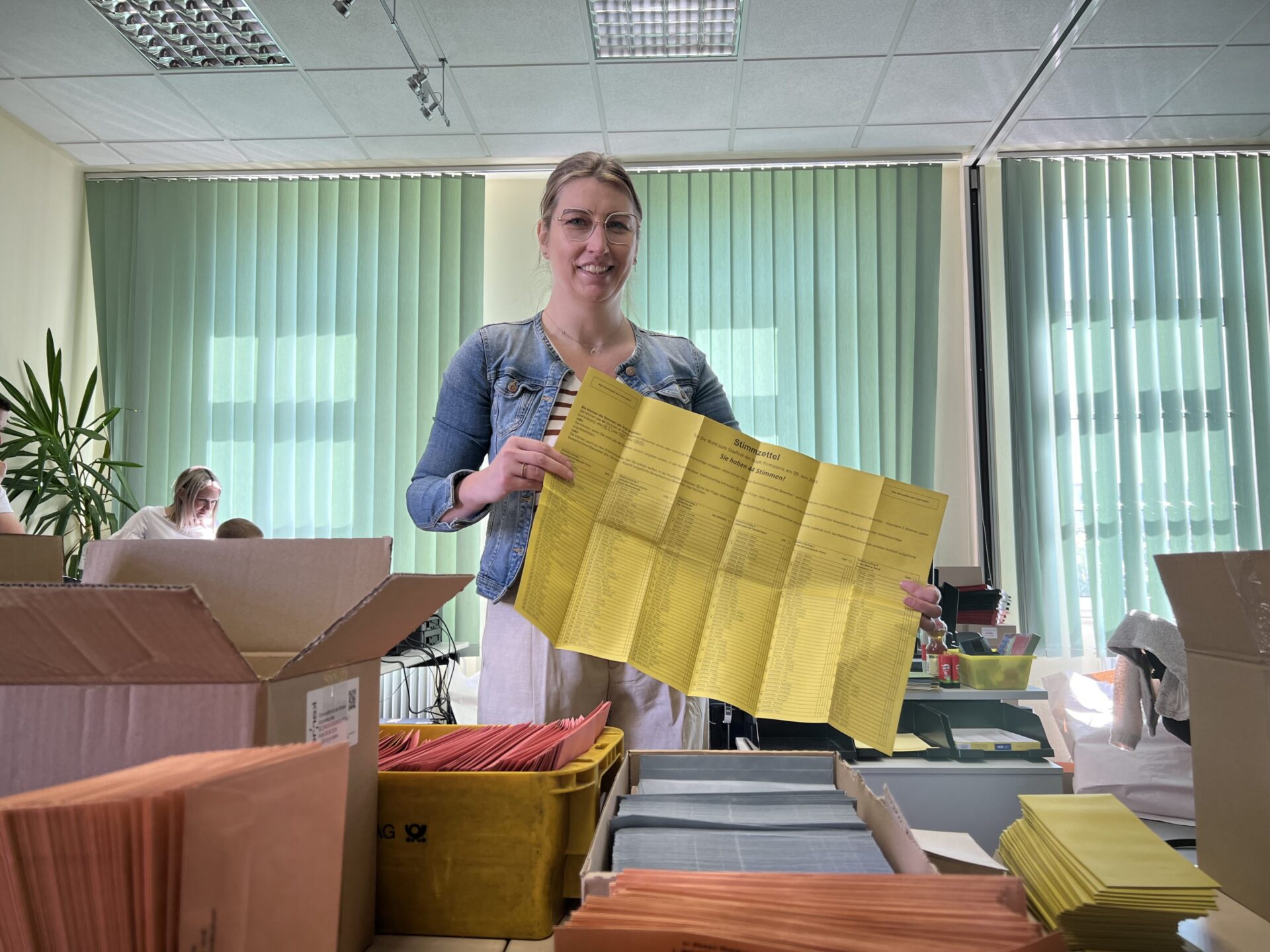 Sabrina Fritzinger organsiert die Wahl im Pirmasenser Rathaus. Hier mit dem Stimmzettel zur Stadtratswahl. Foto: Thomas Müller