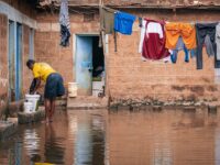Kein vernünftiger Abfluss im Innenhof des Compounds in der kenianischen Kleinstadt Juja, in dem schon das ganze Jahr über, das Wasser steht. Foto: privat