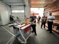 Der ehemalige Jugendfeuerwehrwart und Werkstatt-Projektleiter Steffen Scheerer an der neuen Säge. Foto: Thomas Müller