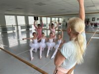 Voller Einsatz: Gabriele Böhl mit einer ihrer Ballettgruppen im Studio. Foto: Amelie Götz