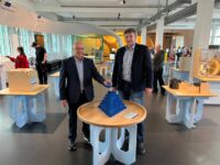 Michael Schieler und Rolf Schlicher probieren die neuen Exponate der Sonderausstellung Unendlichkeit im Dynamikum aus. Foto: Thomas Müller
