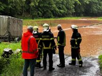 Die Feuerwehr kontrolliert das Hochwasser in Pirmasens. Foto: Zwick