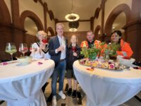 Bürgermeister Michael Maas und Stadtgärtnerei-Chefin Sylke Fabian präsentieren mit anderen Mitarbeitern das Motto der Aktion "Essbare Stadt" und Cocktails. Foto: Thomas Müller