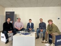 Maximilian Krolo (FDP), Jan Weimann (CDU), Moderator Paul Langer, Jan Schindler (SPD) und Louis WIttmer (Grüne) bei der Diskussionsrunde. Foto: Müller