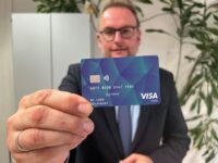 OB Markus Zwick präsentiert die neue Bezahlkarte für Flüchtlinge. Foto: Thomas Müller