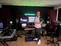 Der Pirmasenser Rapper Marvin Adamzyk alias Mac Dam in seinem Tonstudio. Foto: Thomas Müller