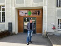 Stadtmarketing-Chef Rolf Schlicher vorm Dynamikum. Foto: Müller