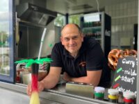 Manuel Heinsdorf betreibt den Imbiss im Freibad Plub. Zur Europameisterschaft gibt es einen Slush in Deutschland-Farben. Foto: Müller