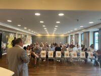 Rechtsanwalt Patrick Nessler beim Vortrag "Die moderne Satzung" in der Jugendherberge Pirmasens. Foto: Müller