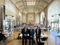 Der neue Stadtrat tagte im Forum Alte Post, vorne OB Markus Zwick, Bürgermeister Michael Maas und Beigeordneter Denis Clauer. Foto: Müller