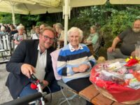 OB Markus Zwick überreicht der ältesten anwesenden Pirmasenserin Hedwig Deutschmann einen Präsentkorb. Foto: Müller