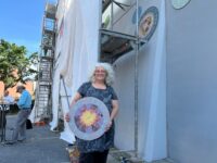 Künstlerin Tanja Lebski mit einer Mosaik-Münze. Foto; Müller