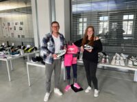 Chef Torsten Schmidt und Assistentin Michaela Mika im Ausstellungsraum. Foto: Müller