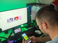 Kreisligamanni beim Schneiden von Videos an seinem Schreibtisch. Foto: privat