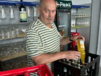 Eckhard Oechsner räumt die Kühlschränke ein. Foto: Petry
