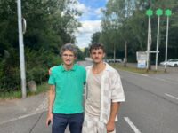 Stefan Kirchner und sein Lebensrette Nico Schmidt an der Unfallstelle. Foto: Müller