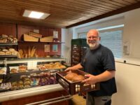 Tafel-Vorstandsmitglied Karl-Heinz Schmitt beim Brot richten. Foto: Müller