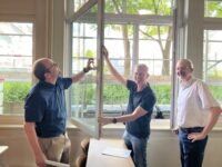 Alexander Kölsch (Gebäudemanagement), Bürgermeister Michael Maas und Schulleiter Thomas Mohr überprüfen die neuen Fenster. Foto: Müller)